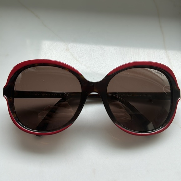 CHANEL sunglasses and leather case - Picture 8 of 9